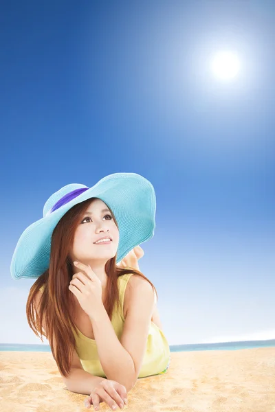 Piękna młoda kobieta, leżąc na plaży — Zdjęcie stockowe