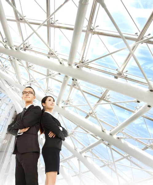 Jungunternehmerin und Geschäftsfrau stehen im modernen Büro — Stockfoto