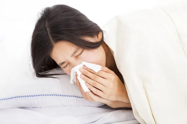 Jeune femme avec malade et couché dans le lit — Photo