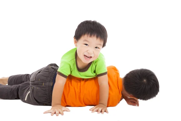 Счастливый маленький мальчик, играющий со своим боссом на полу — стоковое фото