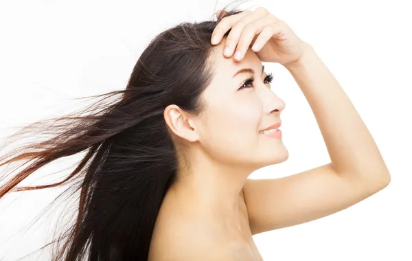 Sorridente rosto de mulher com movimento do cabelo no fundo branco — Fotografia de Stock