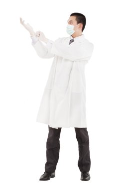 jonge dokter permanent en aantrekken van zijn handschoenen
