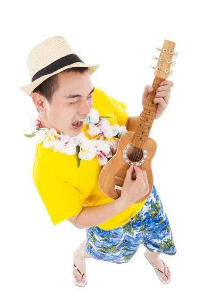 Jovem tocando ukulele e cantando — Fotografia de Stock