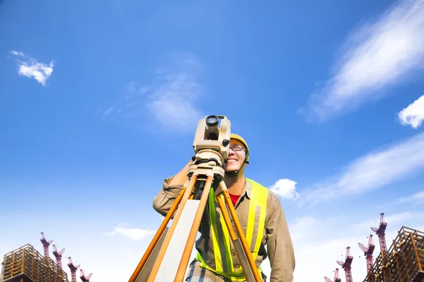 Surveyor inženýr dělat opatření na poli — Stock fotografie