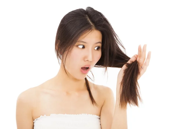 Schockierte Frau sieht Haarschaden und Trennungsende — Stockfoto