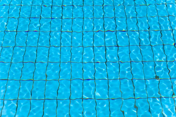 Cerca de la piscina agua y olas — Foto de Stock