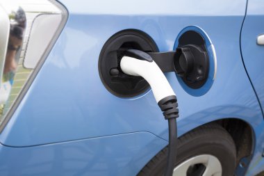 bir elektrikli araba ile şarj