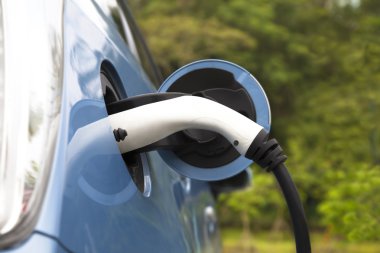 bir elektrikli araba ile şarj