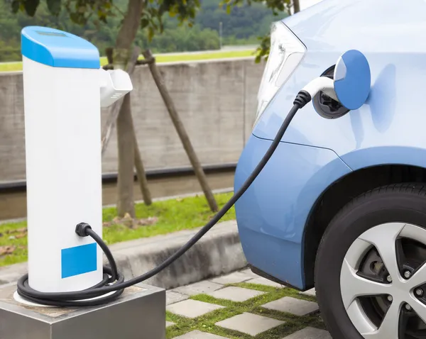 L'alimentation électrique pour la recharge d'une voiture électrique — Photo