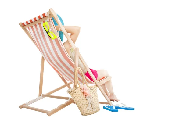Ontspannen vrouw zitten op strandstoelen geïsoleerd op wit — Stockfoto