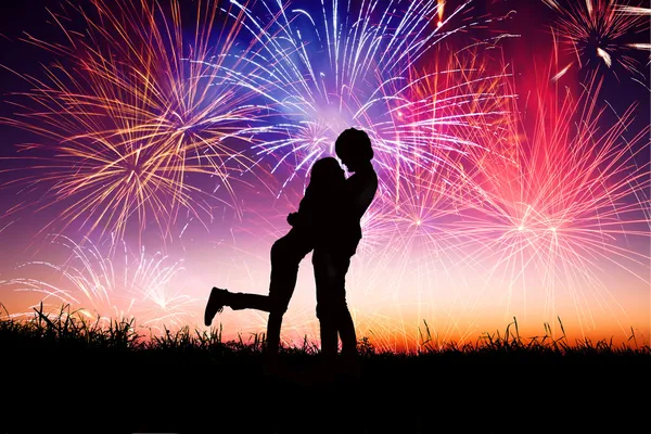 Amour jeune couple avec fond de feux d'artifice — Photo