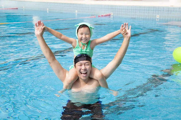 Boldog apa és a medencében a kislány — Stock Fotó