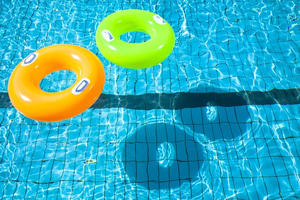Deux anneaux de piscine avec ombre — Photo