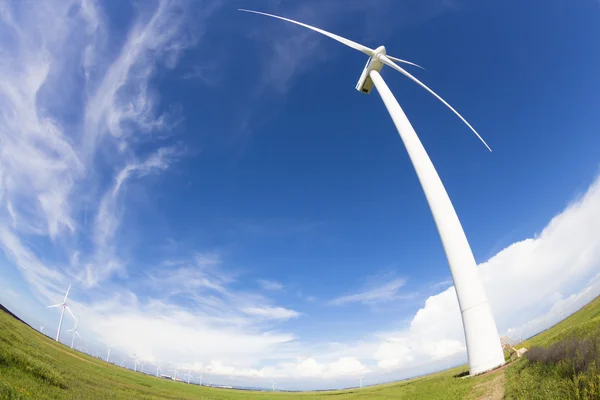 Mulino a vento e produzione di energia eolica — Foto Stock