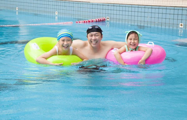 Счастливая семья в бассейне — стоковое фото