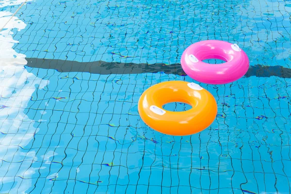 Anelli colorati piscina sull'acqua — Foto Stock