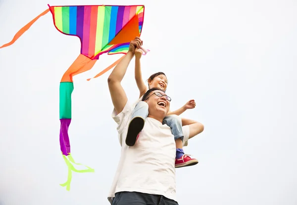 Glückliche Familie mit buntem Drachen — Stockfoto