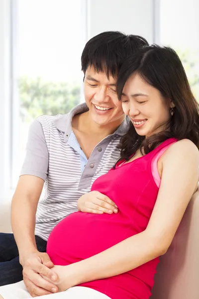 Szczęśliwa kobieta w ciąży i jej mąż — Zdjęcie stockowe
