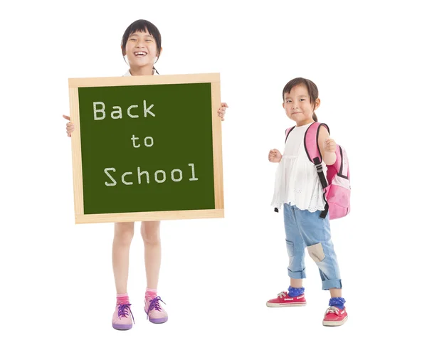 Meninas felizes mostrando de volta para a escola com quadro — Fotografia de Stock