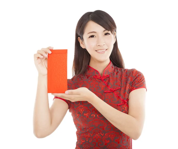 ハッピー中国の旧正月のため赤いバッグを保持している若いアジア女性 — ストック写真