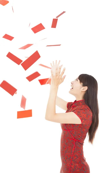 Glückliches chinesisches neues Jahr.junge Frau versucht, roten Umschlag zu fangen — Stockfoto