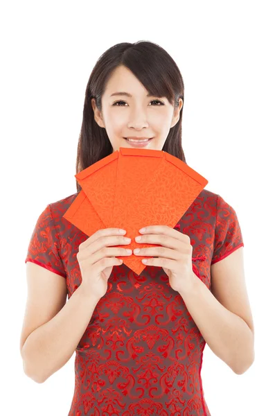 Ασιατική γυναίκα που κρατά την κόκκινη τσάντα για ευτυχισμένος Κινέζοs νέο έτος — Φωτογραφία Αρχείου