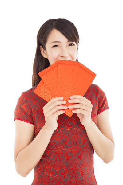 Sonriente mujer china sosteniendo bolsa roja para feliz año nuevo chino — Foto de Stock