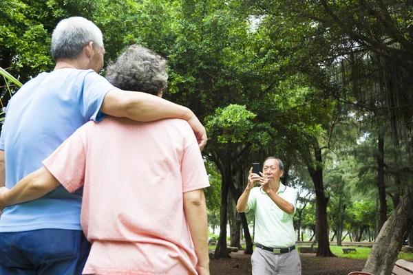 Personas mayores felices tomando fotos por teléfono inteligente en el viaje — Foto de Stock