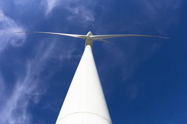 Vicino generatore di energia del mulino a vento con cielo blu — Foto Stock