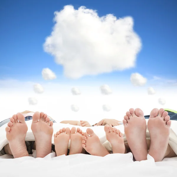 Familj sova på sängen med dröm molnet konceptet — Stockfoto