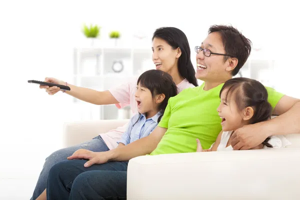 Glückliche Familie fernsehen — Stockfoto