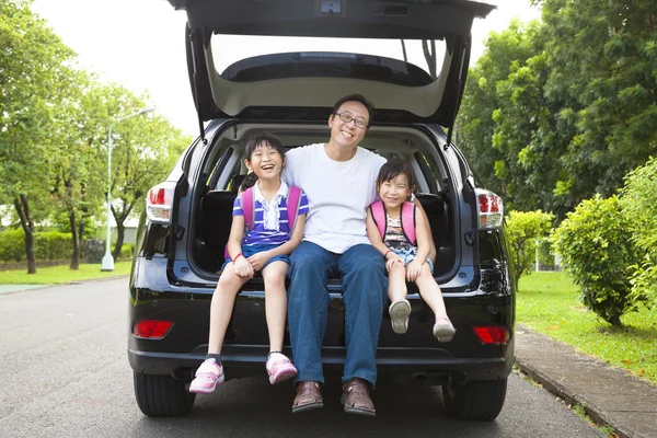 Lycklig familj sitter i bilen — Stockfoto