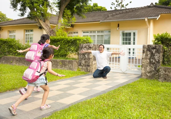 Happy father with kids in front of house — Stock Photo, Image