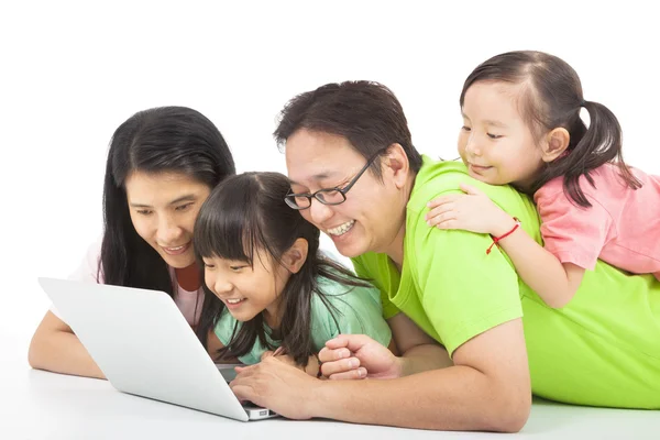 Glückliche Familie mit Computer — Stockfoto