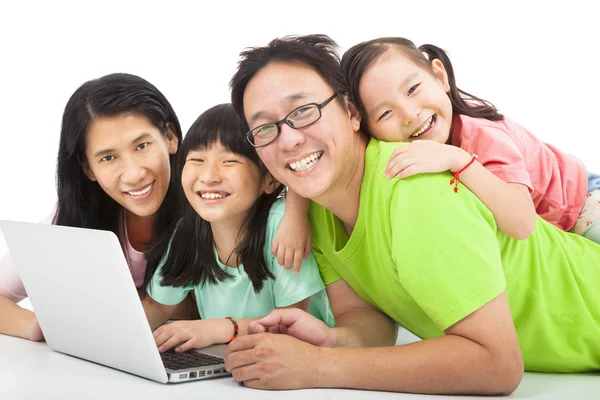 Feliz asiático família com laptop — Fotografia de Stock