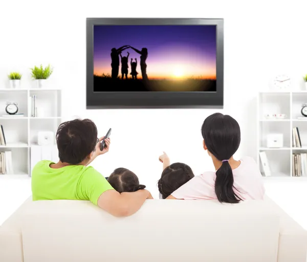 Familie vor dem Fernseher im Wohnzimmer — Stockfoto