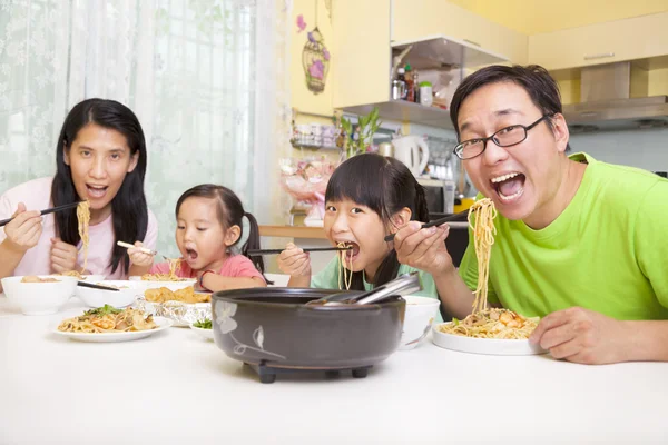 Szczęśliwe rodziny azjatyckie jedzenie makaron — Zdjęcie stockowe