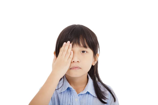 Kleines Mädchen bedeckt ein Auge mit Sehkonzept — Stockfoto