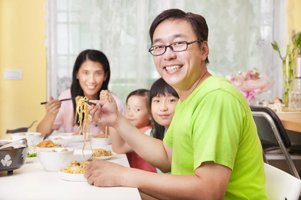 Glückliche Familie isst Nudeln zu Hause — Stockfoto