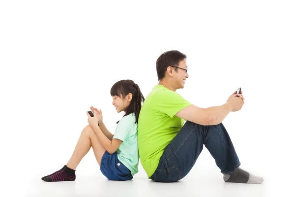 Communication between father and daughter by smart phone — Stock Photo, Image