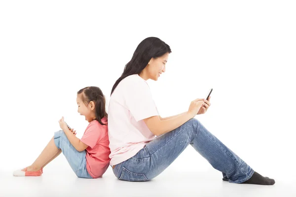 Communication entre la mère et l'enfant par les médias sociaux — Photo