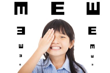 görme yeteneği kavramı ile mutlu bir çocuk