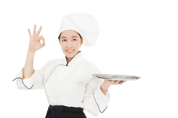 Lachende jonge vrouw chef-kok met lege voedsel lade — Stockfoto