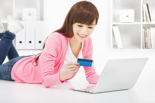 Mujer feliz compras en línea en casa — Foto de Stock