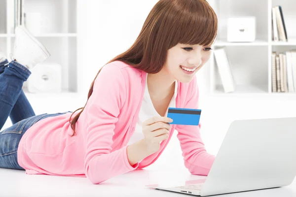 Giovane donna shopping online a casa con carta di credito — Foto Stock