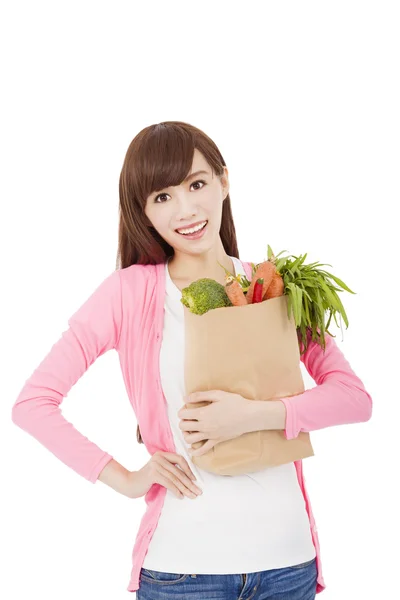 Uśmiechnięta młoda kobieta z owoców i warzyw — Zdjęcie stockowe