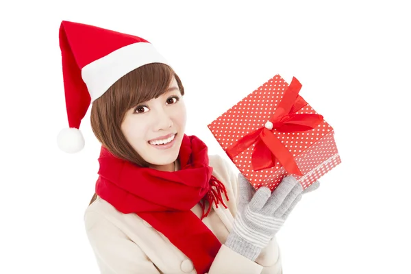 Gelukkig jonge vrouw met de doos van de gift van Kerstmis — Stockfoto
