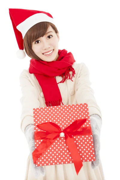 Sourire jeune femme montrant boîte cadeau de Noël — Photo