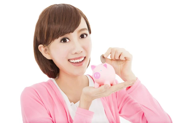 Mão menina feliz colocando moeda no banco porquinho — Fotografia de Stock