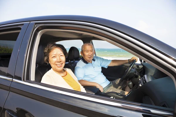 Feliz casal de idosos desfrutando de viagem de carro — Fotografia de Stock